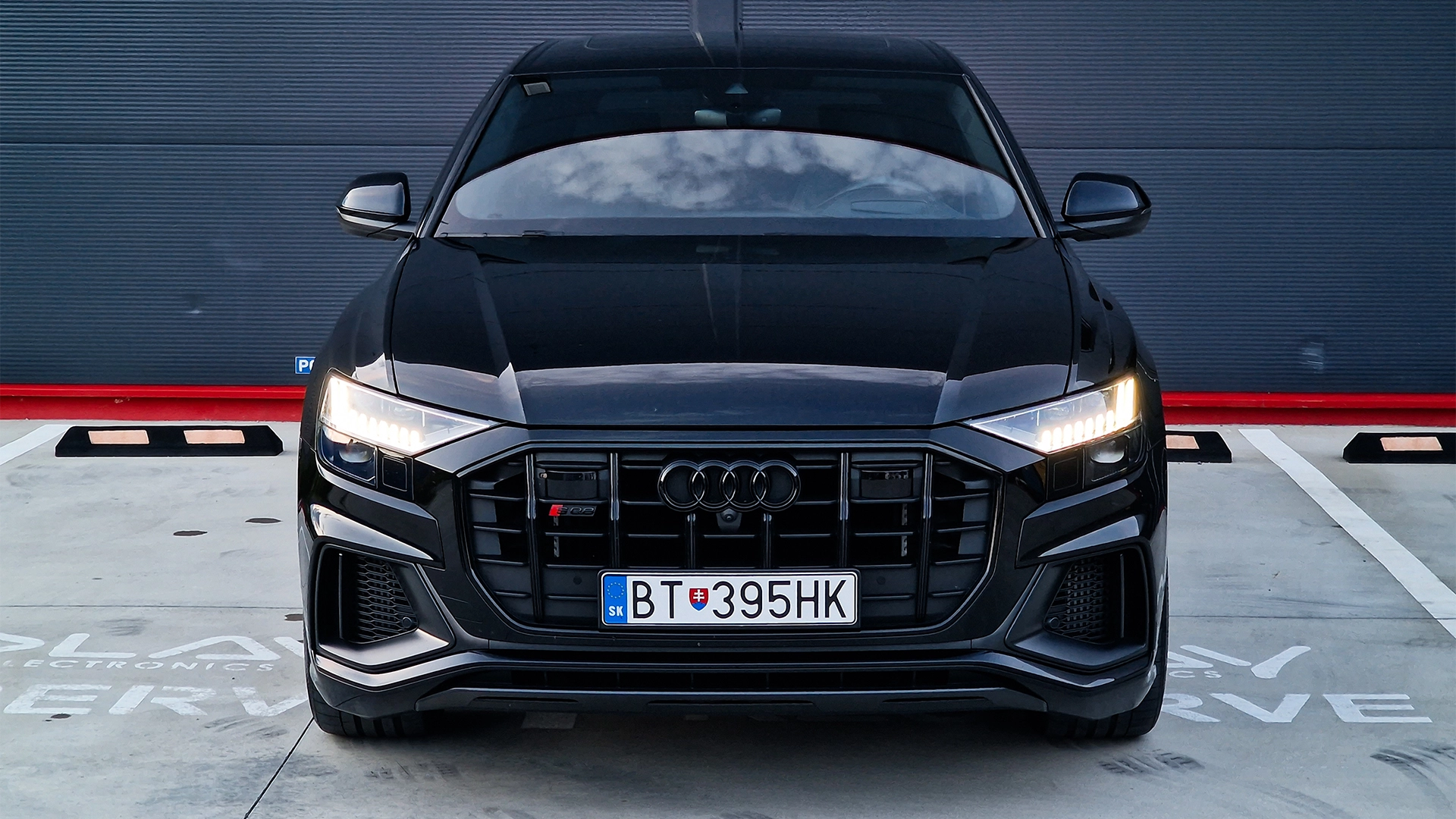 Audi SQ8, Vozidla so zarukou, Predaj vozidiel, Celny pohlad