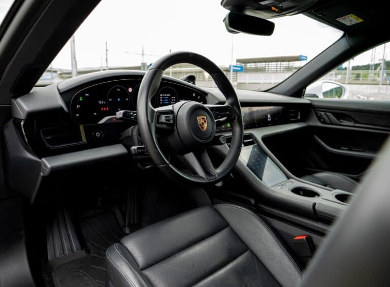 Porsche taycan 4 interiér