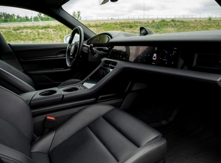 Porsche taycan 4 interiér spolujazdec