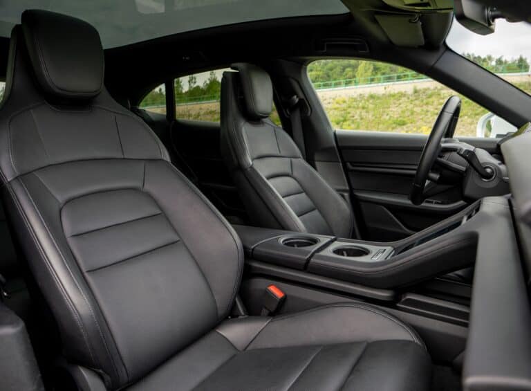 Porsche taycan 4 sedadlá