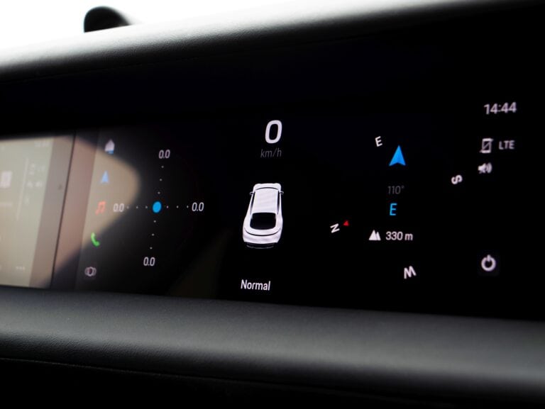 Porsche taycan 4 spolujazdcov display