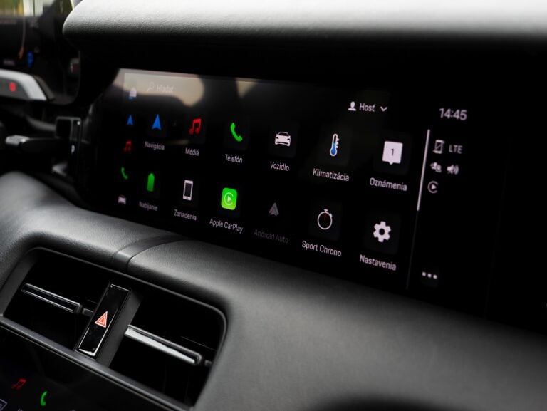 Porsche taycan 4 centrálny display