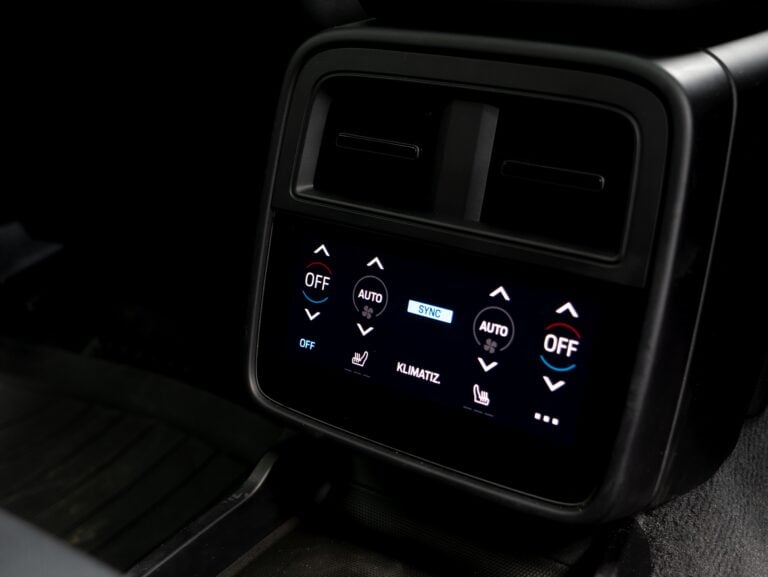 Porsche taycan 4 klimatizácia v zadu