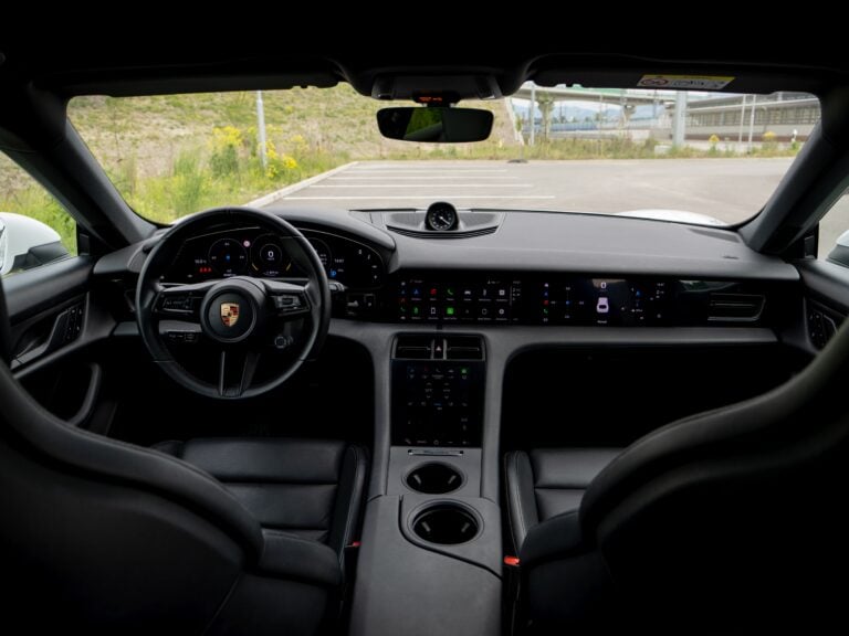 Porsche taycan 4 prístrojovka