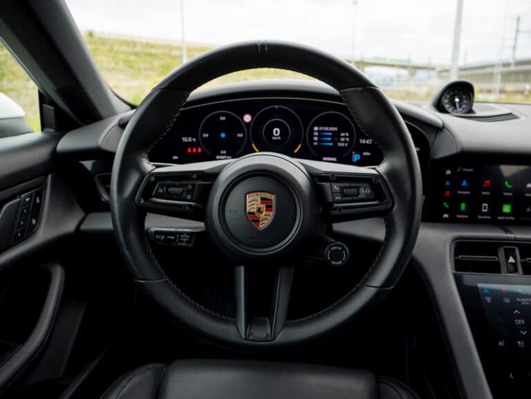 Porsche taycan 4 volant