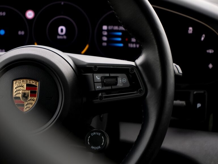 Porsche taycan 4 volant