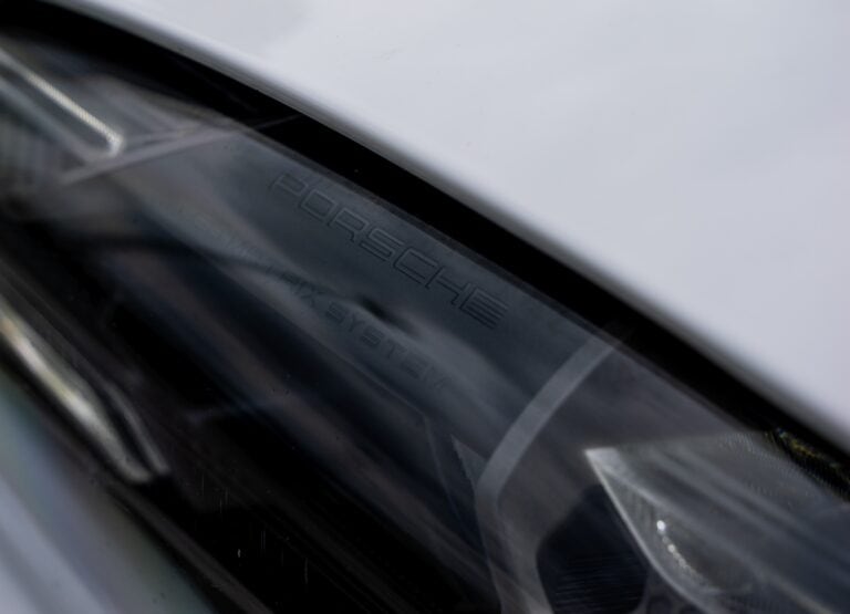 Porsche taycan 4 svetlo detail