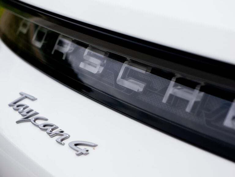 Porsche taycan 4 zadné svetlo detail