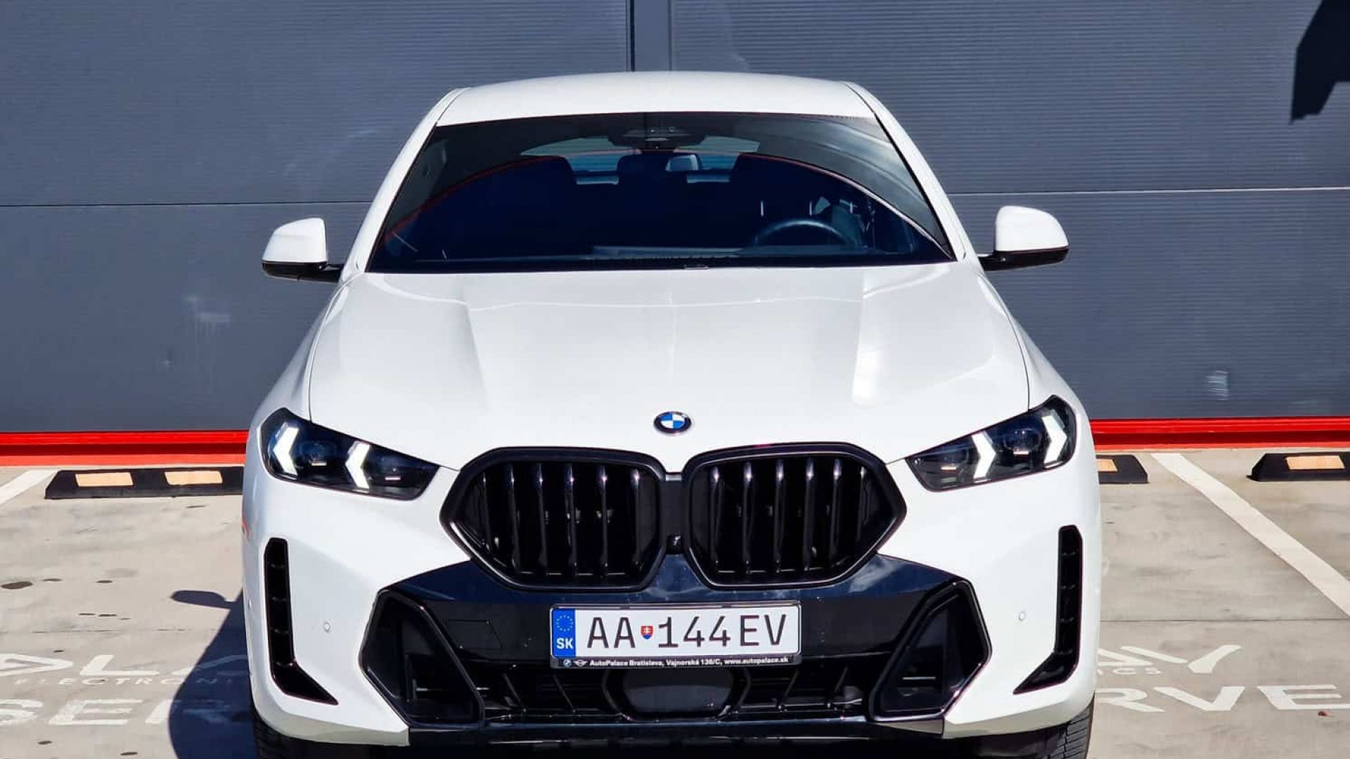 BMW X6, Vozidla so zarukou, Predaj vozidiel, Celny pohlad